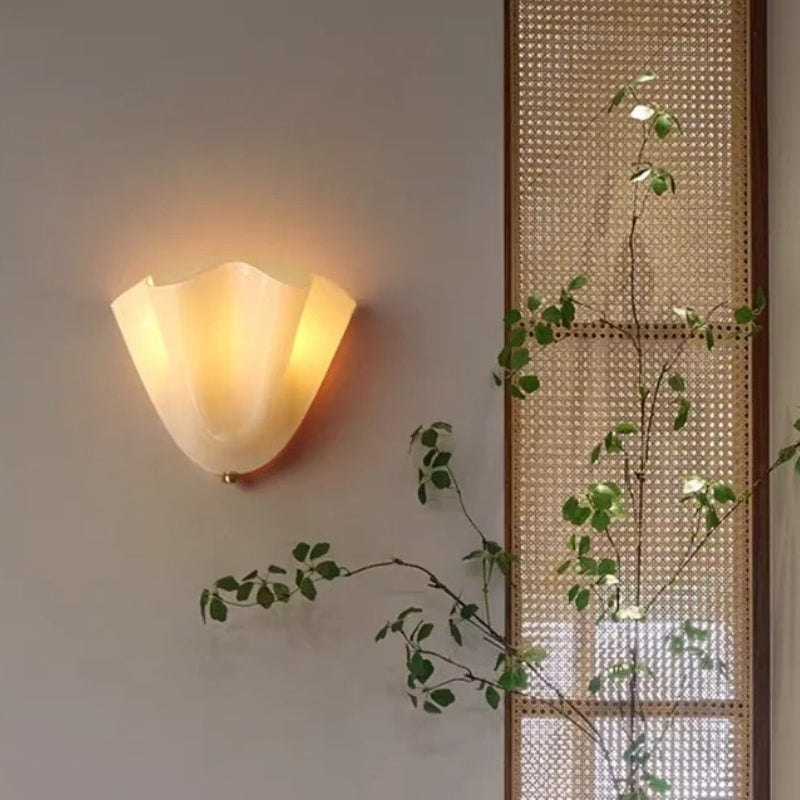 LumaBloom – LED wall lamp with petal design