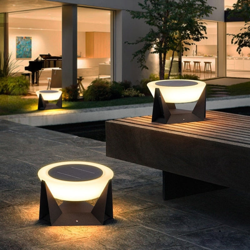 SolarGlow – LED Pilar Lamp met Zonne-energie en Driepoot Ontwerp Velani