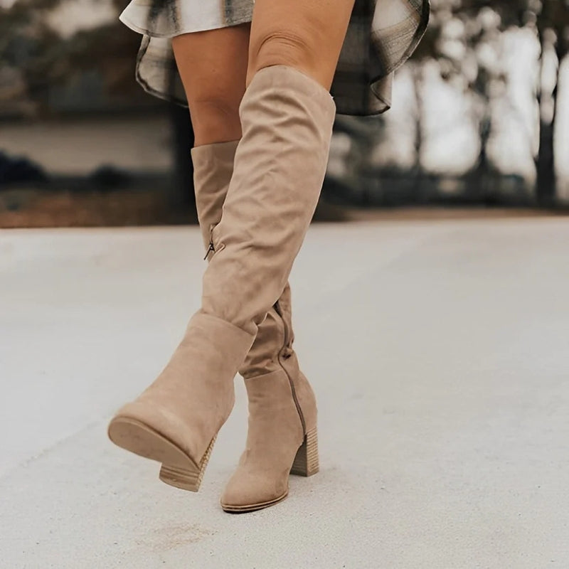 Nienke – Kniehoge Laarzen met Ritssluiting aan de Zijkant en Puntige Neus Velani