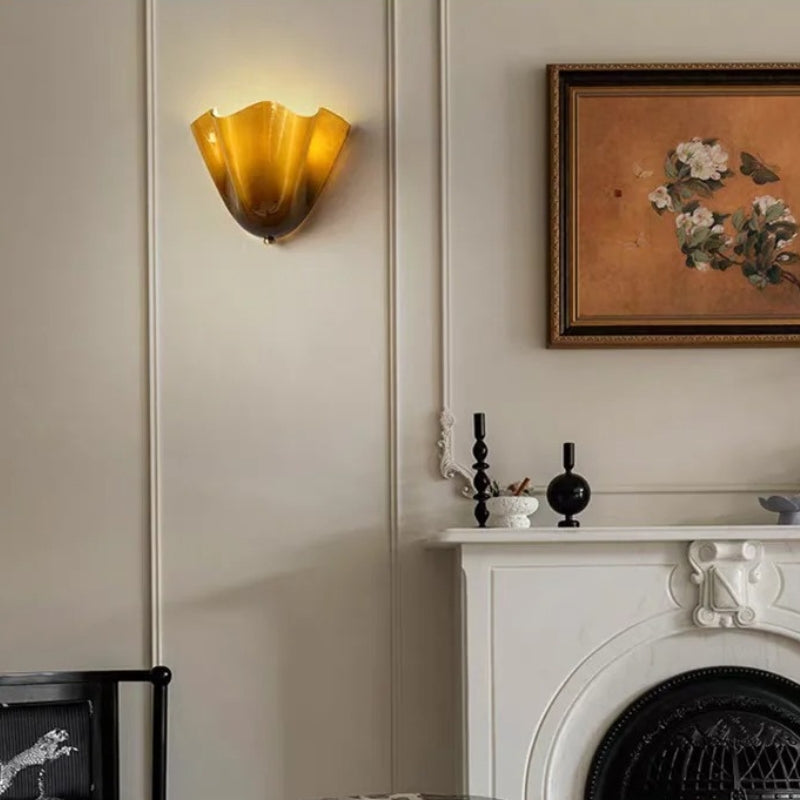 LumaBloom – LED wall lamp with petal design