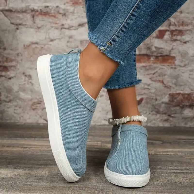 Zoe – Round Toe Shoes with Button Design