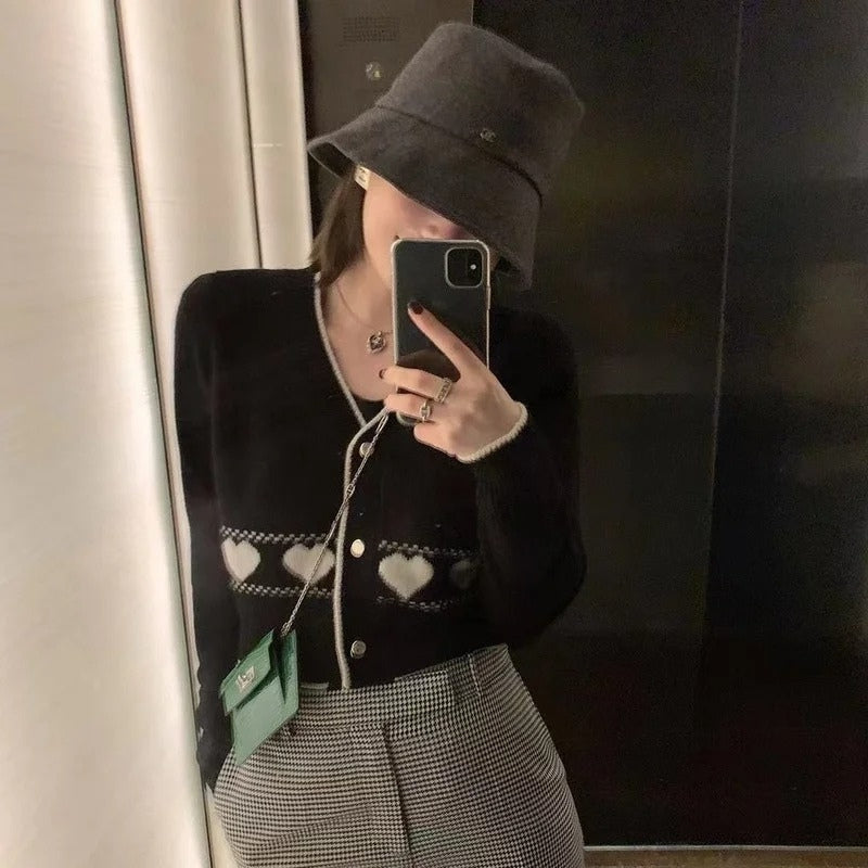 Luna – Long Sleeved Sweater with V-Neck and Button Closure