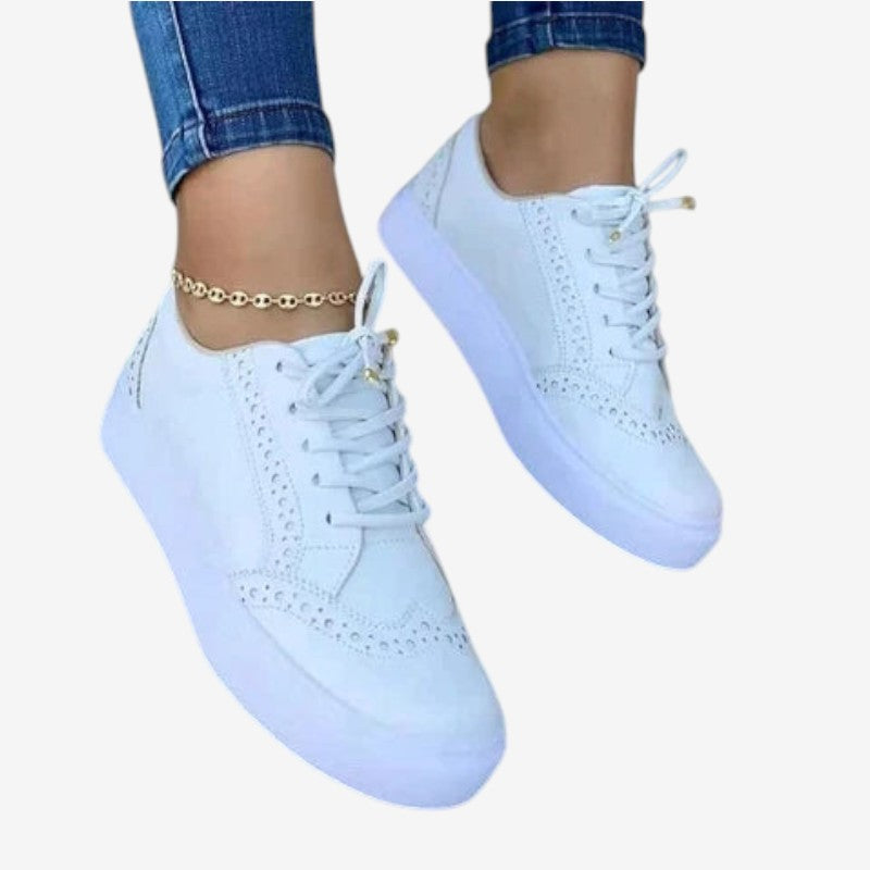 Amelia – Veterschoenen met ronde neus en platte zool Velani